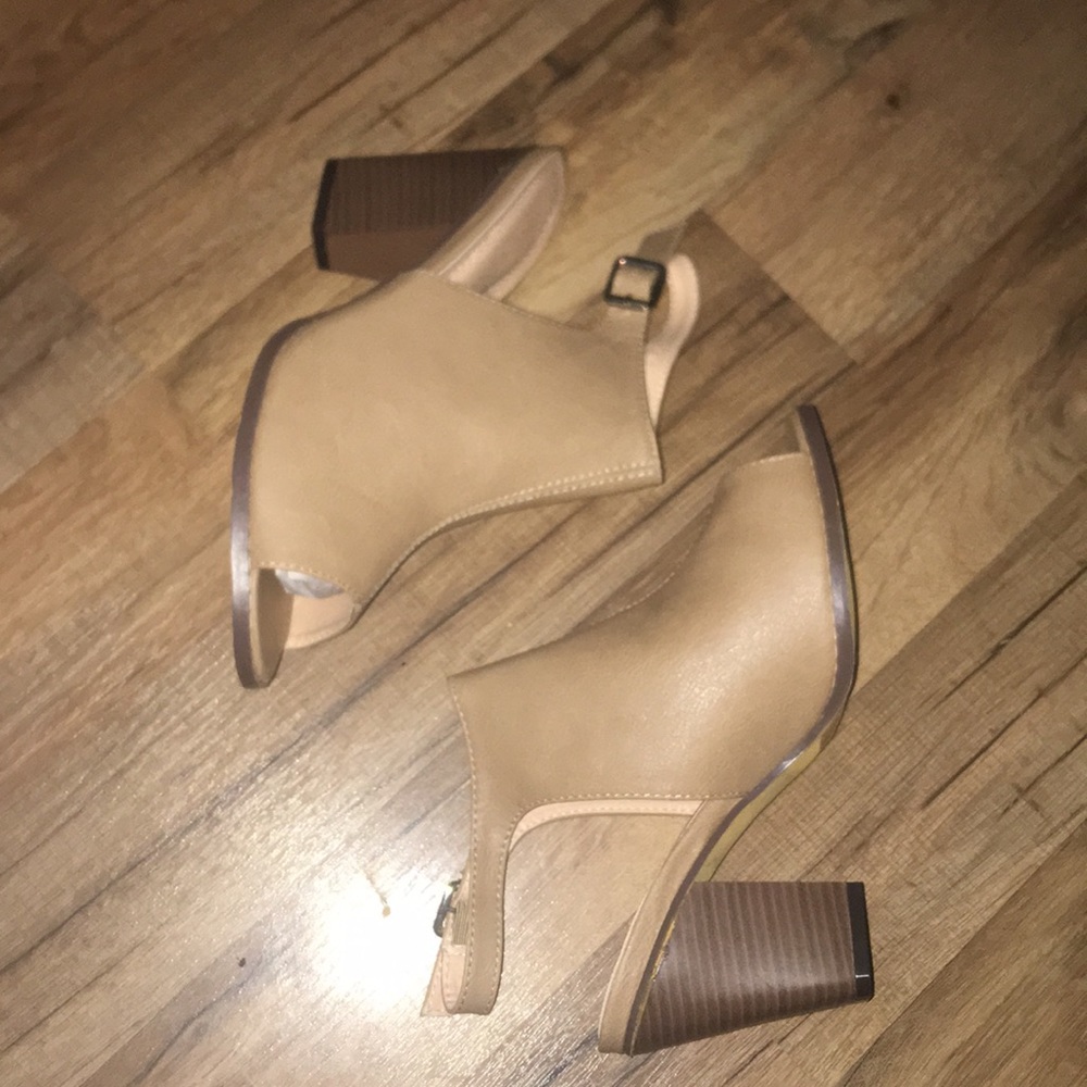 NWT taupe boogie sandals